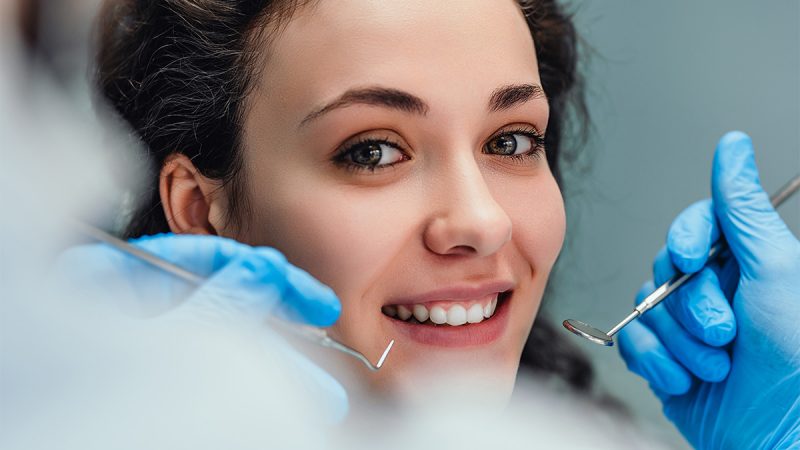 Junge Frau beim Zahnarzt